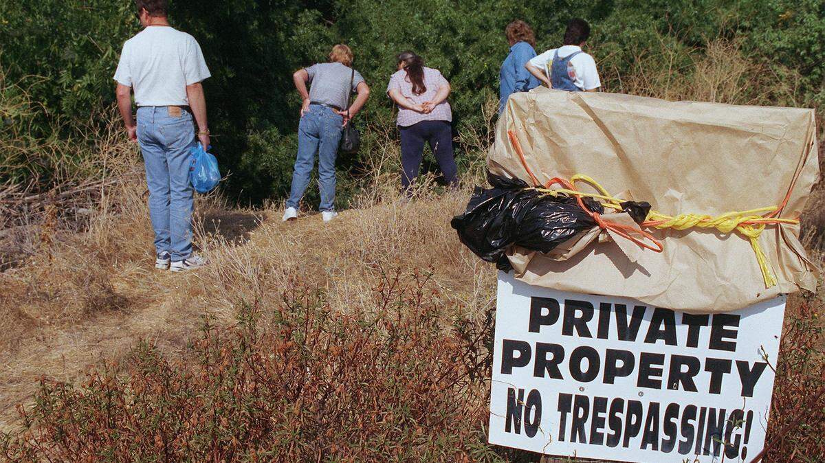 Jurors in the Genna Gamble murder case look over the edge of a creek embankment on Sept. 16, 1999, during a tour of the crime scene where her body was found  near Waterford.

