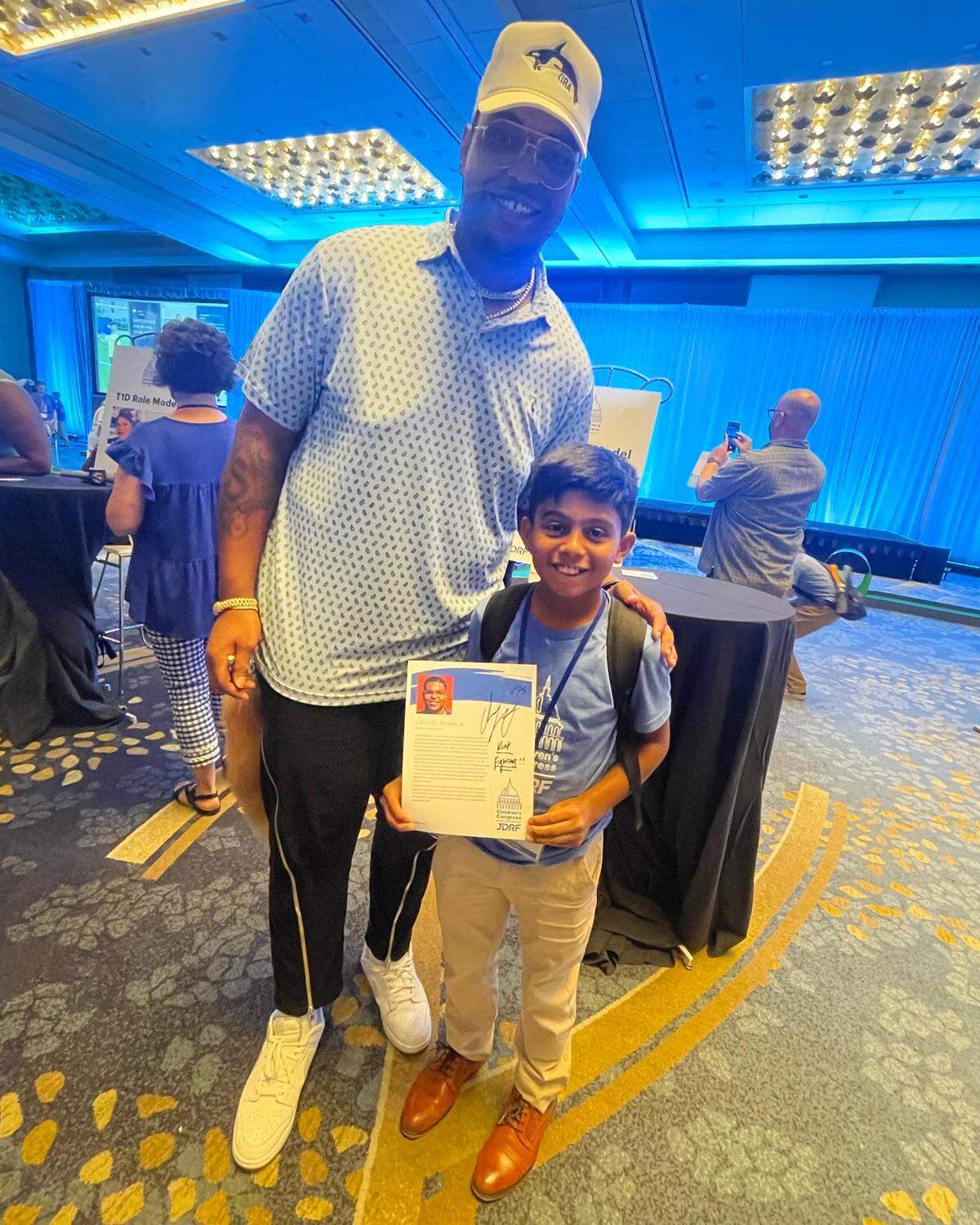 Damián Reynoso, de 10 años, de Modesto, junto a Orlando Brown Jr. de los Kansas City Chiefs, campeones del Super Bowl.