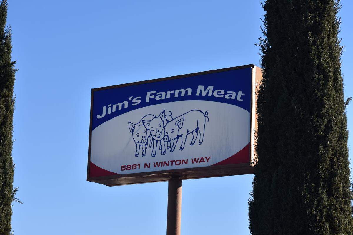 Images on social media went viral after a customer spotted vendors moving exposed meat on shopping carts into a Bay Area store. Winton-based Jim’s Farm Meat Co. confirmed it was the vendor supplying the meat to the store.