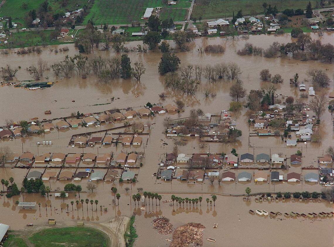 The Tuolumne River, way out of its main channel, inundates the Riverdale tract, near Hatch and Carpenter roads in Modesto, Calif., 1997.
