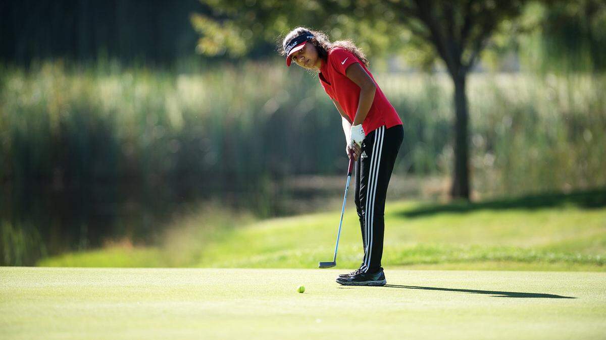 Modesto’s Lyla Patel puts on the 9th hole during the CCAL tournament at Creekside Golf Course in Modesto, Ca., on Tuesday, Oct. 16, 2018.