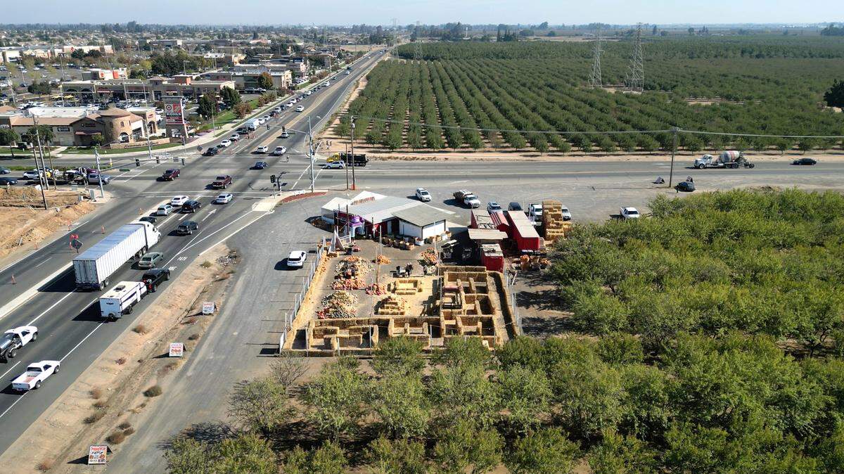 Rodin Farms Fruit Stand en las carreteras Oakdale y Claribel cerca de Modesto, California, el miércoles 1 de noviembre de 2023. El puesto de frutas de 30 años de antigüedad se encuentra en el camino del proyecto North County Corridor y tendrá que ser reubicado o reconfigurado bajo un plan de dominio eminente del Condado.