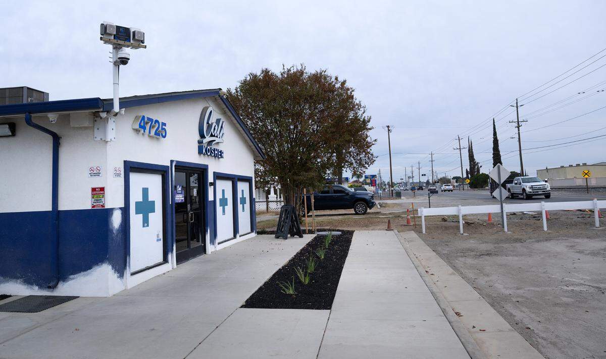 Cali Kosher dispensary on Yosemite Boulevard in Empire, Tuesday, Nov. 19, 2024.