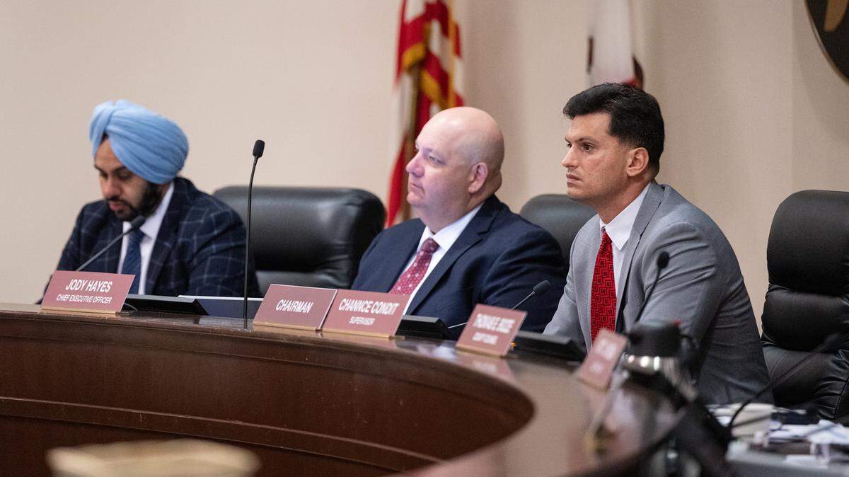 El supervisor Channce Condit, a la derecha; el director general Jody Hayes, en el Centro; y el supervisor Mani Grewal, a la izquierda, escuchan los comentarios del público durante una reunión de la junta en Modesto, California, el martes 6 de junio de 2023.