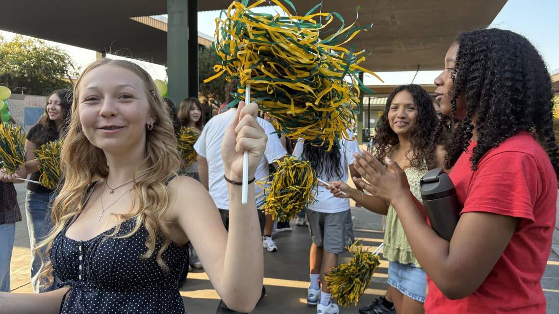 Modesto schools welcome students back with cheerleaders, inflatable mascot tunnels