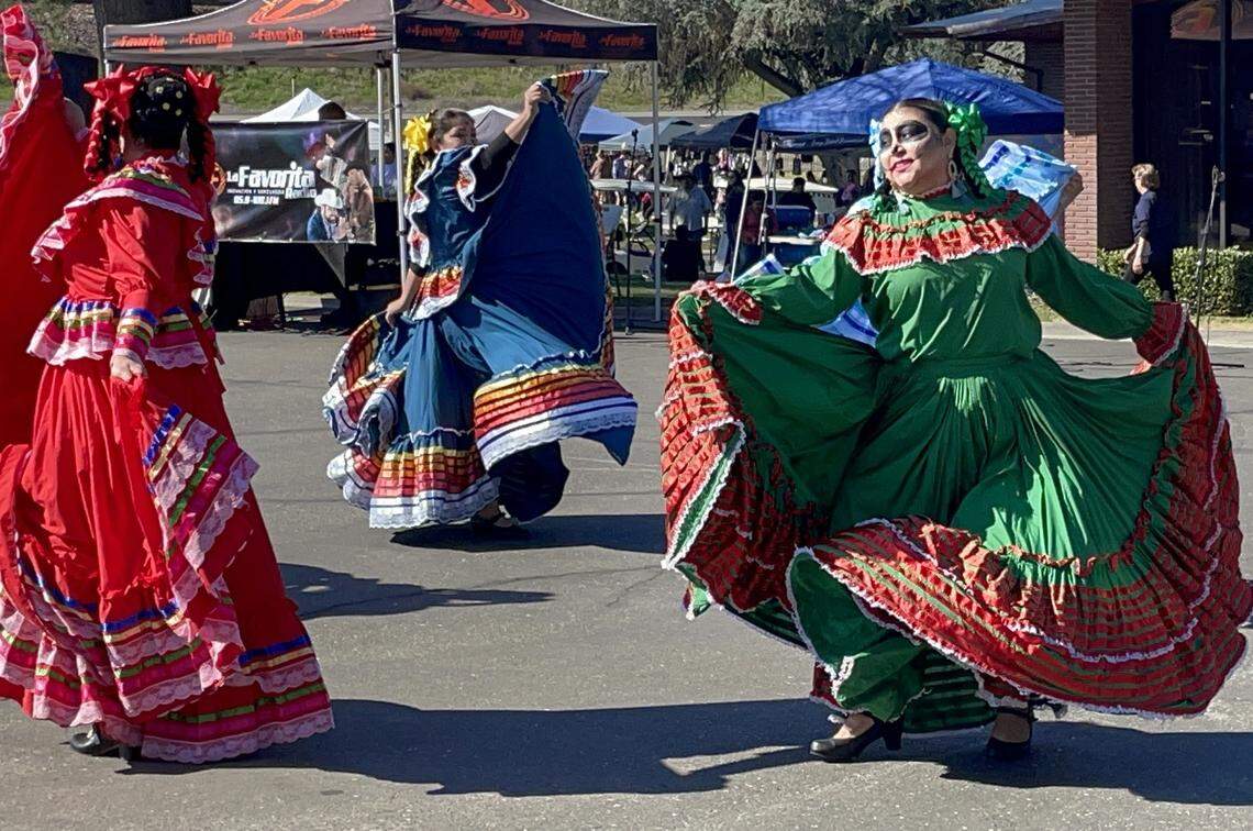 Los bailarines de Ballet Folkorico actuaron en un evento del Día de los Muertos cerca de Hughson, Calif., el 1 de noviembre de 2025. Lakewood Funeral Home and Memorial Park fue el anfitrión de la conmemoración.