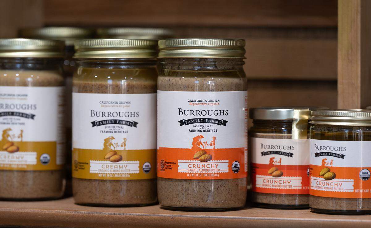 Crema de almendra orgánica en Burroughs Family Farms, al este de Denair, California, el martes 19 de septiembre de 2023.
