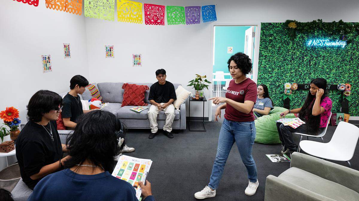 La especialista en miembros Gabriela Díaz, a la derecha, dirige una reunión introductoria con miembros de Digital NEST en Modesto, California, el miércoles 13 de septiembre de 2023. Digital NEST llegó a Modesto con el objetivo de ayudar a los jóvenes con acceso limitado a la tecnología a aprender sobre las carreras digitales y el espíritu empresarial. NEST es el acrónimo de Nurturing Entrepreneurial Skills with Technology (Desarrollo de Habilidades Empresariales con Tecnología).