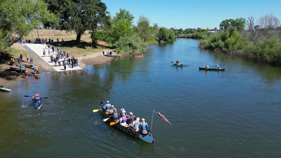 Remeros llegan en kayaks y canoas a la recién inaugurada Neece Drive Boat Launch en Tuolumne River Regional Park, en Modesto, California, el viernes 10 de mayo de 2024.