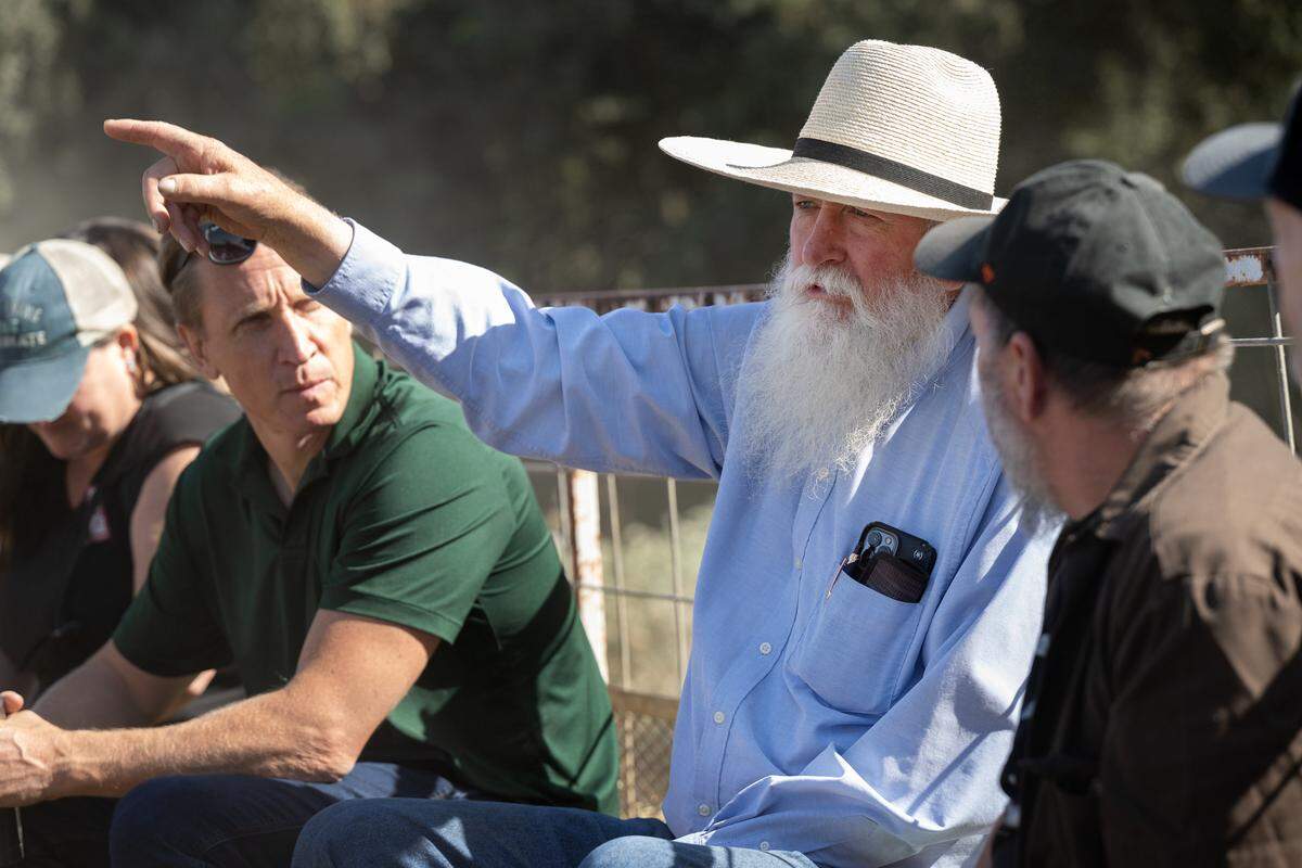 Ward Burroughs habla con los invitados durante una visita a Burroughs Family Farms, al este de Denair, California, el martes 19 de septiembre de 2023.