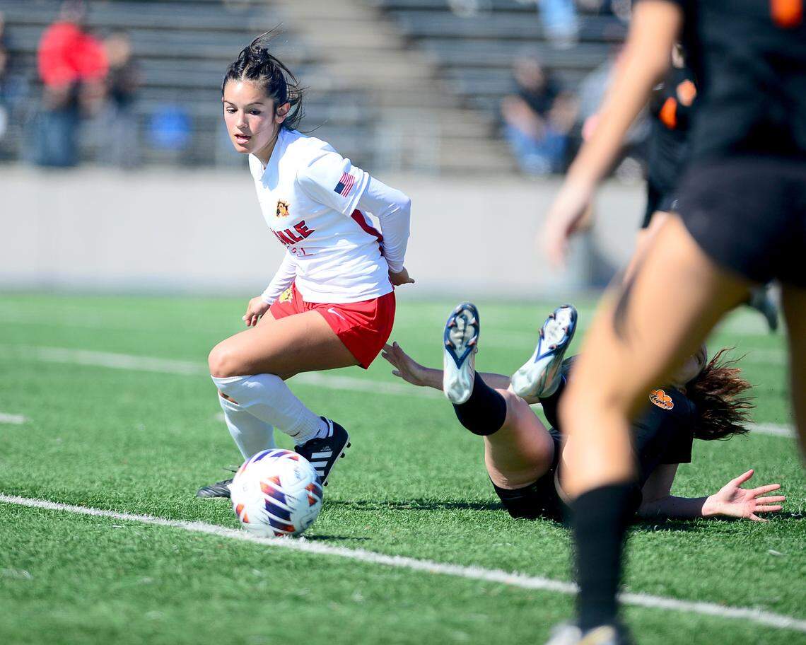Oakdale’s Kaia Cox (2) changes direction during the Sac-Joaquin Section Division III Championship between Oakdale High School and Roseville High School at Cosumnes River College in Sacramento, Calif. on Saturday, March 1, 2025.