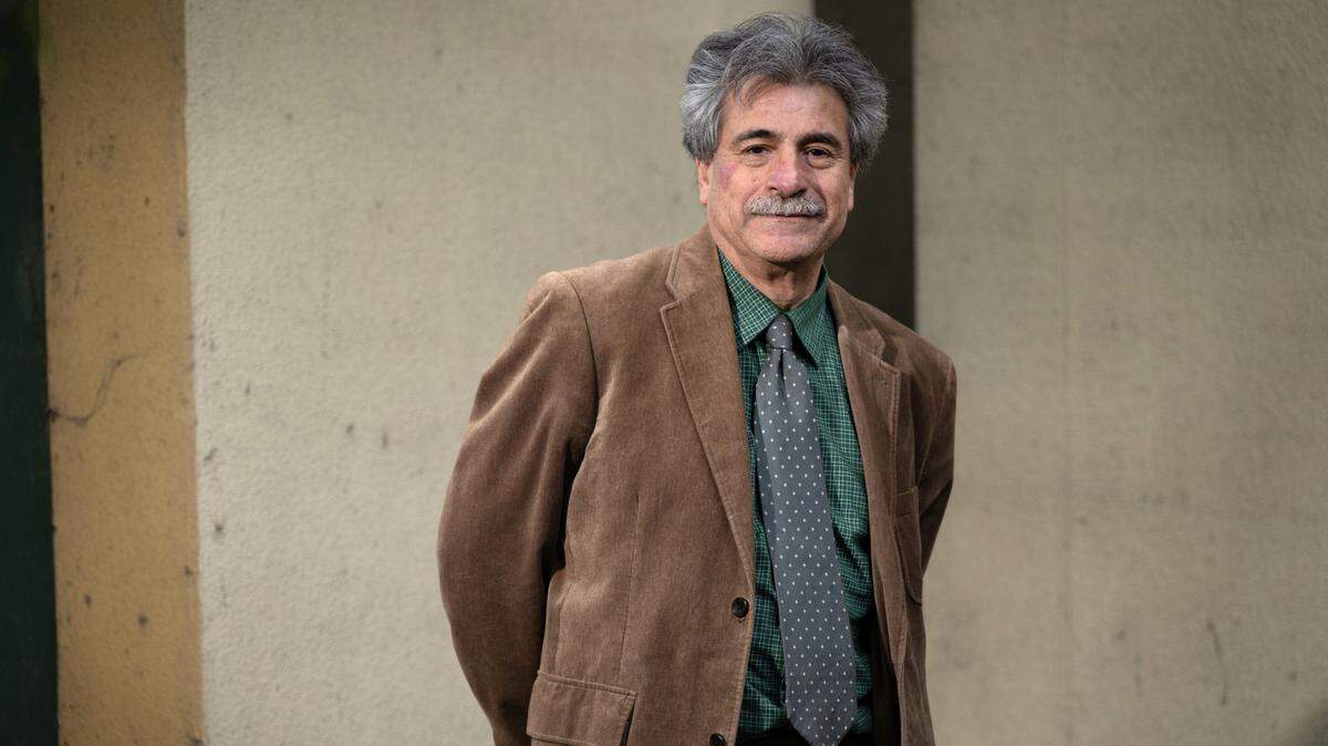 El intérprete de habla hispana Roberto Radrigan en Stockton, California, el viernes 12 de abril de 2024.