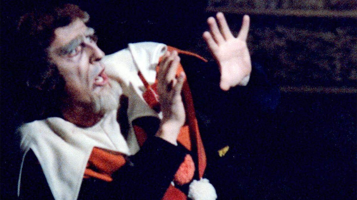 Roy Stevens will reprise his role as Rigoletto.