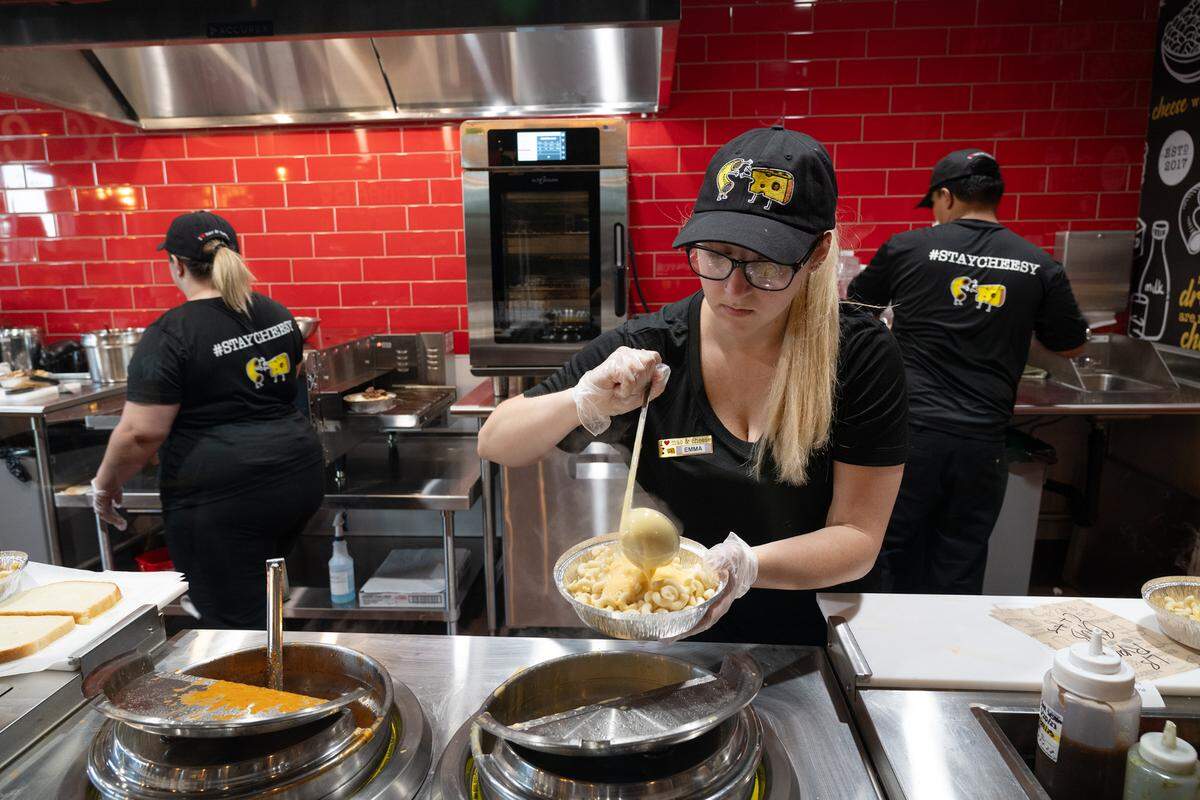 Shift leader Emma Webster prepares a mac & cheese bowl at I Heart Mac & Cheese in Turlock, Calif., Thursday, August 24, 2023.