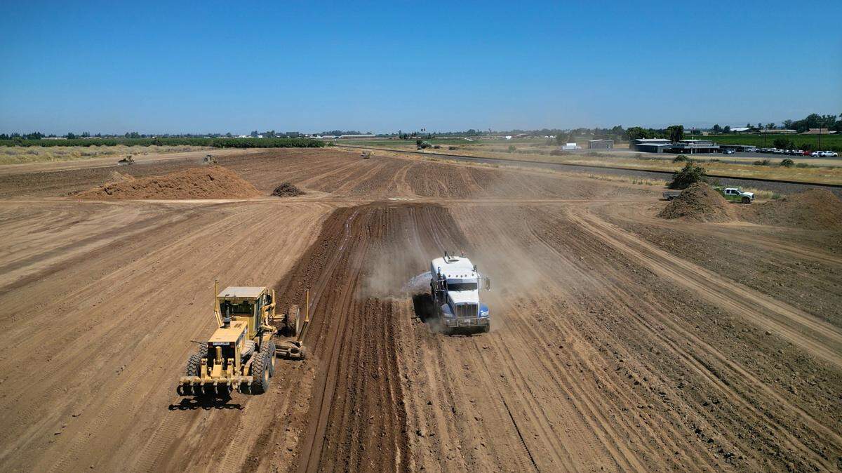 En un antiguo huerto de almendros, se amontonan árboles triturados en un terreno que se está preparando para una nueva urbanización en East Modesto, California, el jueves 25 de julio de 2024. La propiedad está al este de Claus Road y al norte de Briggsmore Avenue.