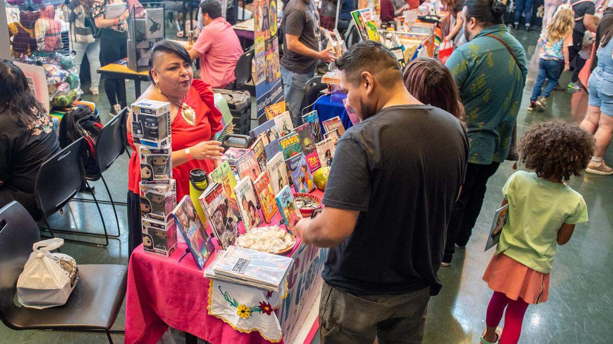 Creadores y clientes se reúnen en el 2023 Latinx Comics Art Festival de Modesto.