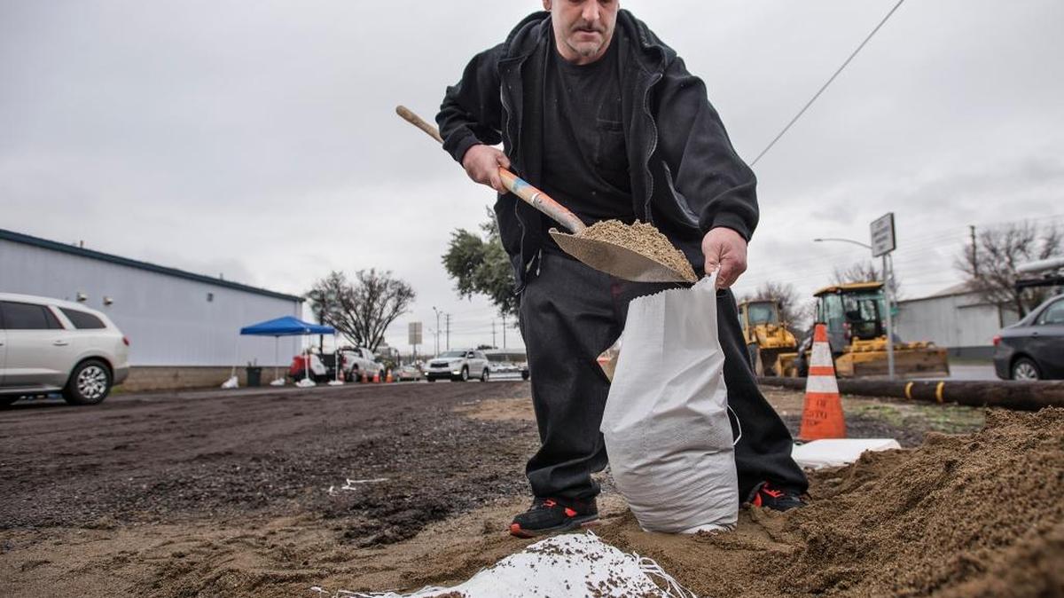Dennis Tylij fills sandbags at the city of Modesto’s corporation yard on North Washington Street on Saturday.
