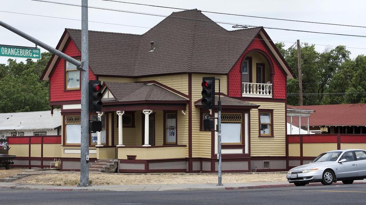 Queen Anne style Victorian on the corner of West Orangeburg and Tully Road in 2017.
