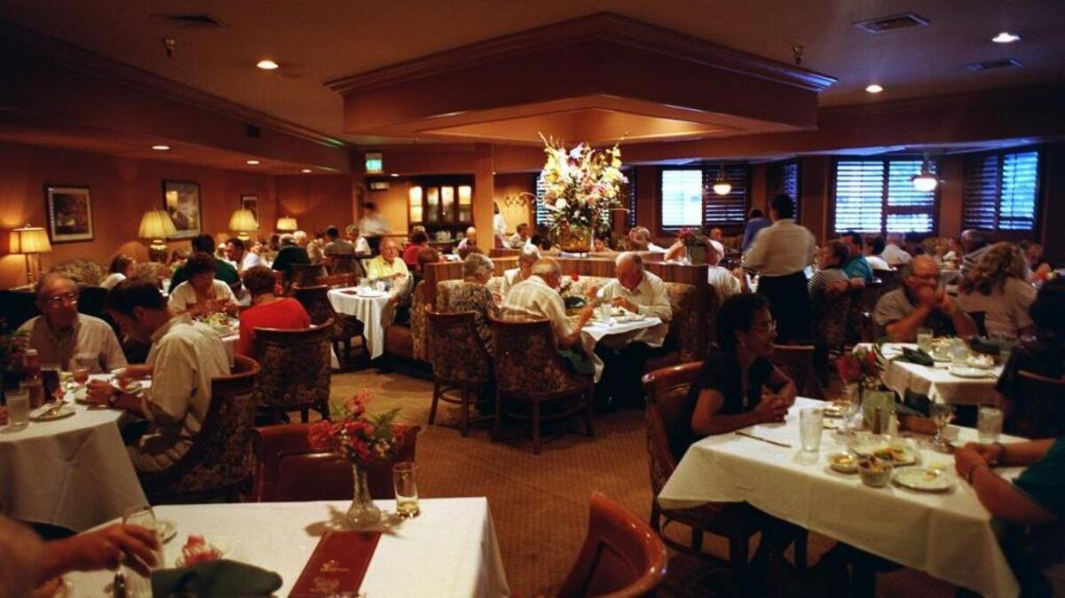 Diners enjoy a final meal Thursday at Modesto’s Sundial Lodge Restaurant, which closed its doors for the last time July 31, 1998.
