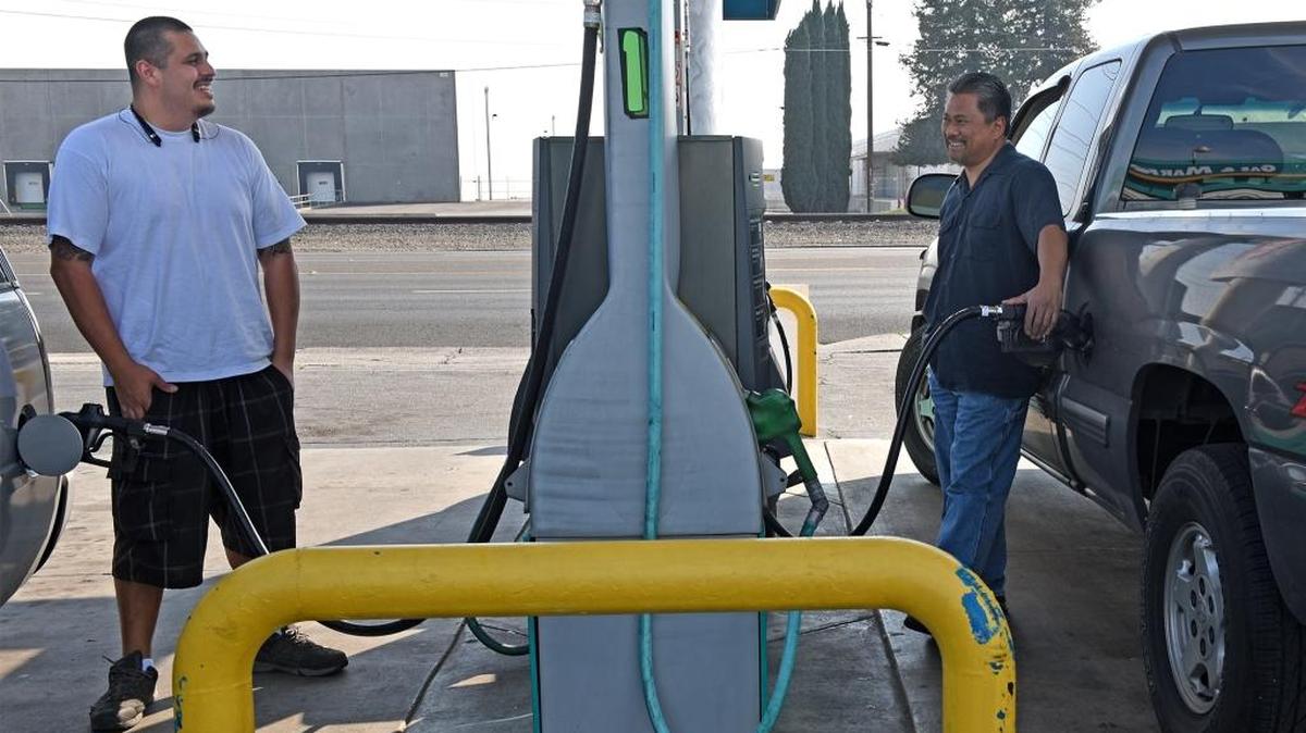 Marcos Garcia, left, and Francis Supnet pump gas at Triple R on Tuesday afternoon, Feb. 16, 2016, on Yosemite Boulevard at Colfax Avenue in Modesto.