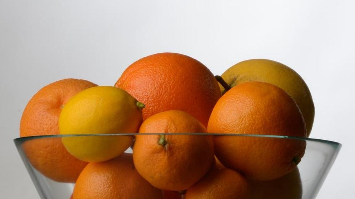 A photograph of citrus including mandarin oranges, navel oranges, blood oranges and lemons.