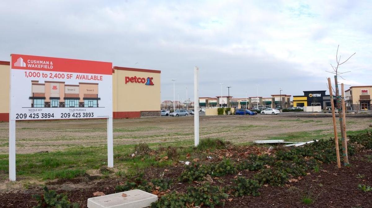 Work should begin soon on the new developments on the southern edge of Turlock’s Monte Vista Crossings shopping center. A new Wienerschnitzel (pictured) is opening at the corner of W. Tuolumne Road and Countryside Drive. Kitty corner from that site, the new Turlock Corners Retail Plaza is being developed that will include a Farmer Boys and possibly a Popeyes restaurants.
