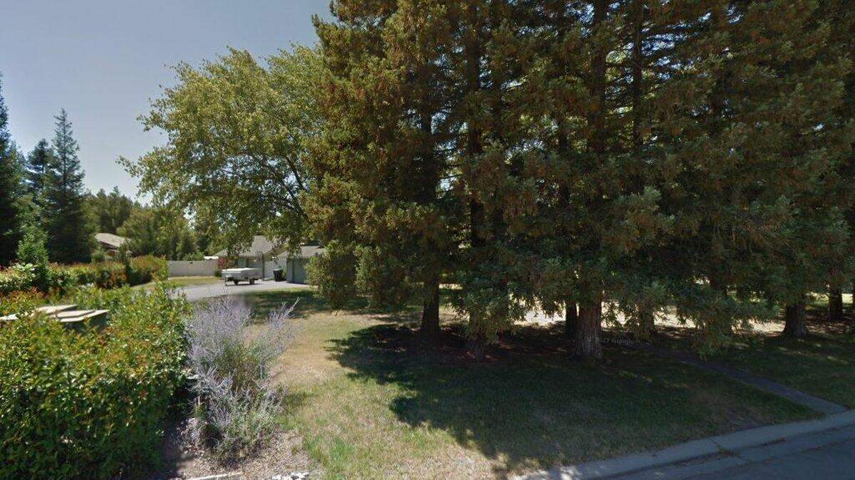 House on 10000 block of Oak Knoll Drive