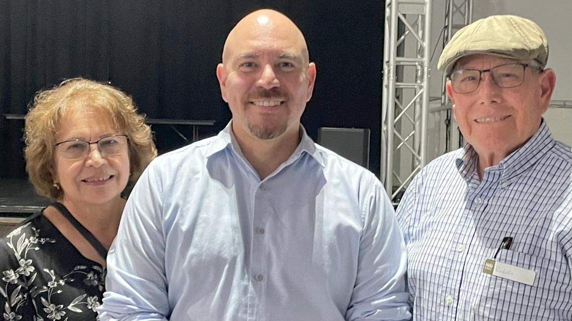 Explorando cómo los latinos pueden progresar. La ética laboral ya está presente, afirma un orador de Modesto.