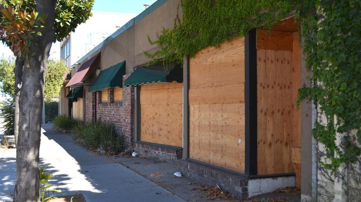 The former Gervasoni’s Restaurant is boarded up on Ninth Street in downtown Modesto, awaiting a wrecking ball to make way for a new courthouse. A construction funding crisis leaves the project in limbo.