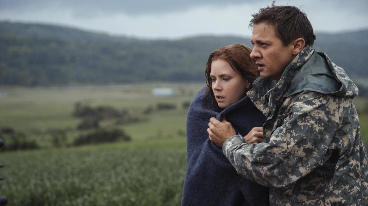 Jeremy Renner as Ian Donnelly and Amy Adams as Louise Banks in ‘Arrival.’