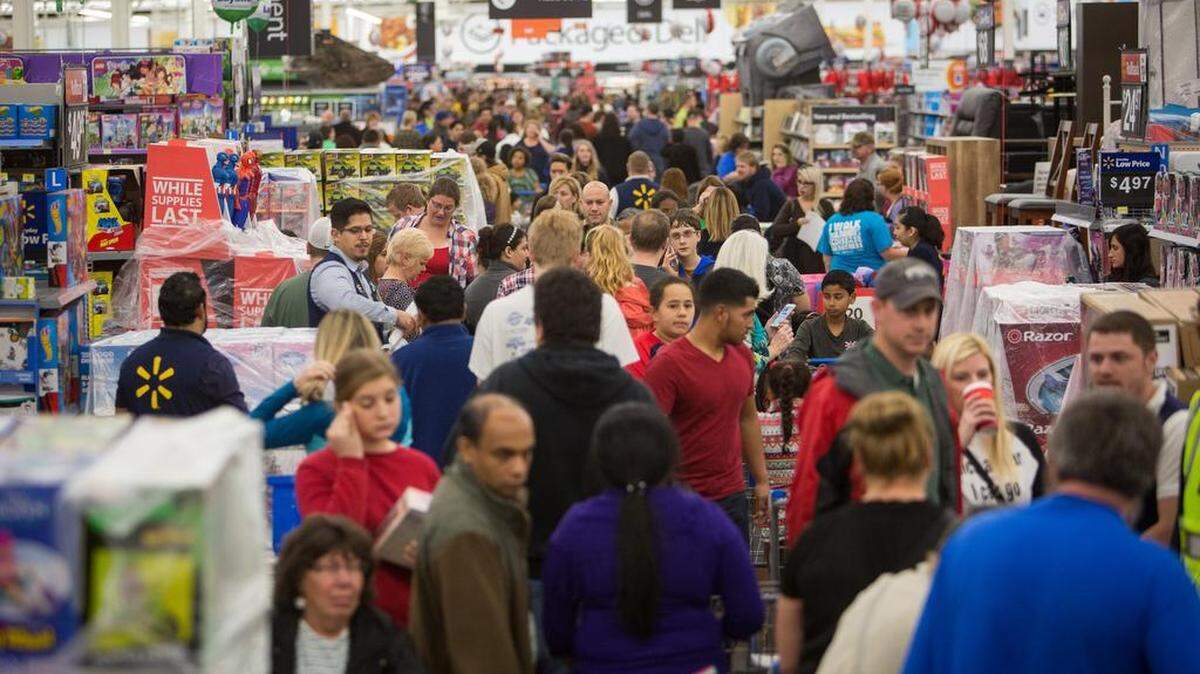 Customers crowd into Walmart's Black Friday shopping event in 2015.