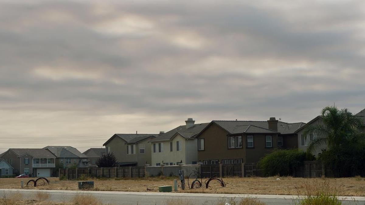 
Smoke from the Butte fire moves into Modesto from the east near Lookout Drive on Friday morning.
