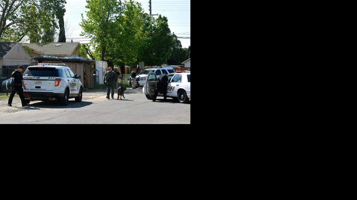 
Stanislaus County sheriff’s deputies investigate at the scene of a home on Ritsch Lane where a man was shot Wednesday morning in Modesto.
