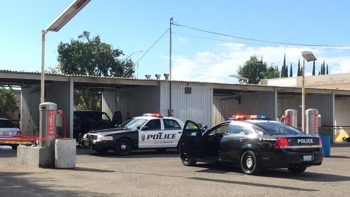 
Modesto police investigate a fatal stabbing Sunday morning, Oct. 18, 2015, on Yosemite Boulevard.
