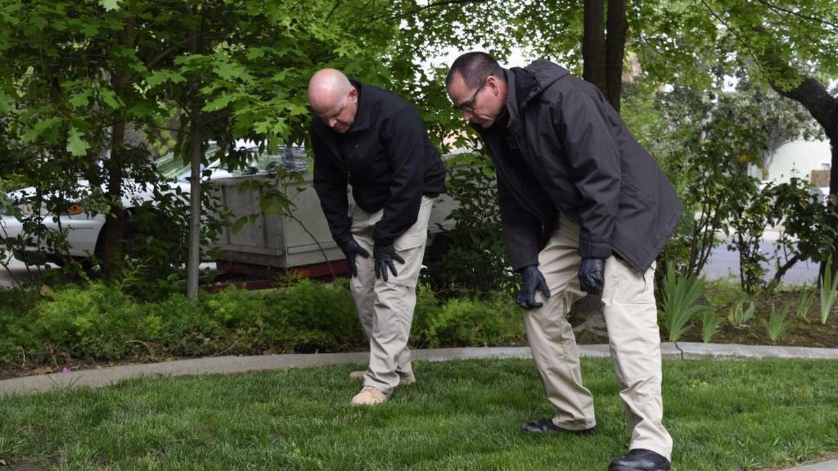 Modesto police are investigating a homicide that occurred Monday night or early Tuesday in the 600 block of East Union Avenue in Modesto. Detectives Robert Rodenburg, left, and Sean Dodge look for evidence Tuesday, April 12, 2016, in the lawn of the home in front of which a man’s body was found.
