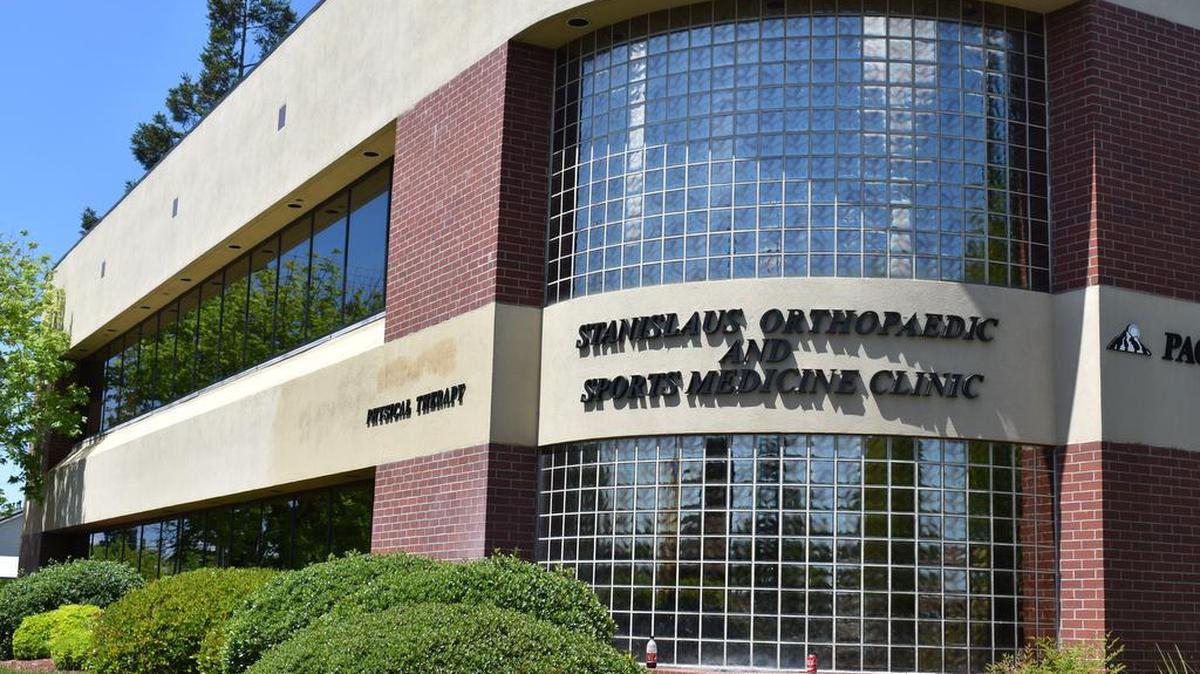 Stanislaus Orthopaedic and Sports Medicine Clinic in Modesto, Calif, where four doctors who work out of the office were charged with various fraud charges by the State Department of Insurance on Thursday, April 20, 2017. (Deke Farrow/dfarrow@modbee.com)