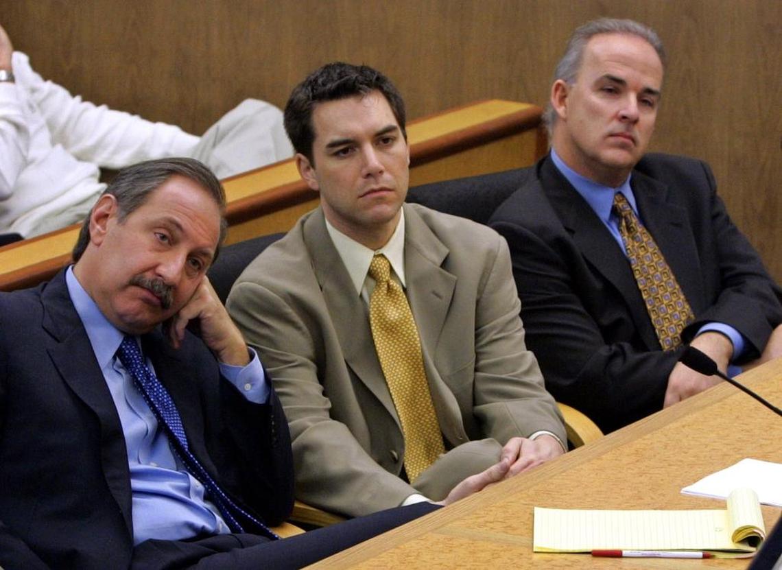 Scott Peterson, center, and defense attorneys Mark Geragos, left, and Pat Harris listen during prosecution rebuttal to the defense closing arguments in Redwood City in 2004.