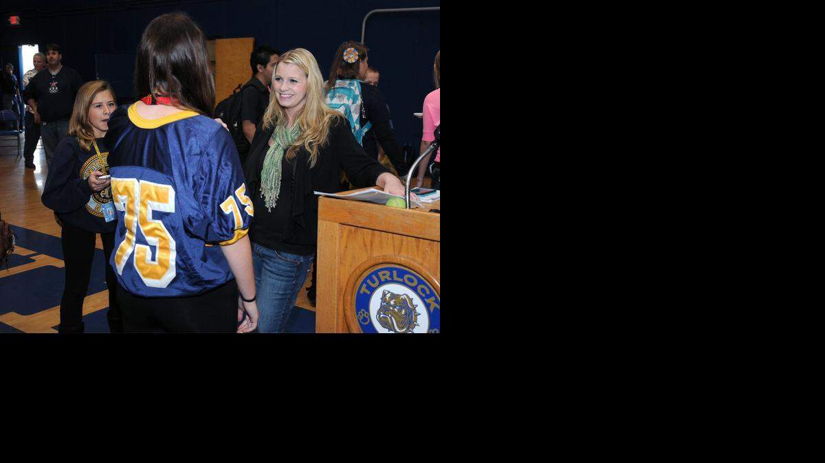 
Jessica Lynch meets students at Turlock High School on Friday. The former Army private was captured by Iraqi forces in 2003 and rescued nine days later.
