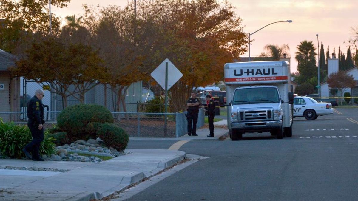 Stanislaus County sheriff’s detectives investigate a homicide on Wallasey Way in Salida where a man was found dead inside a U-Haul on Sunday, Nov. 29, 2015.