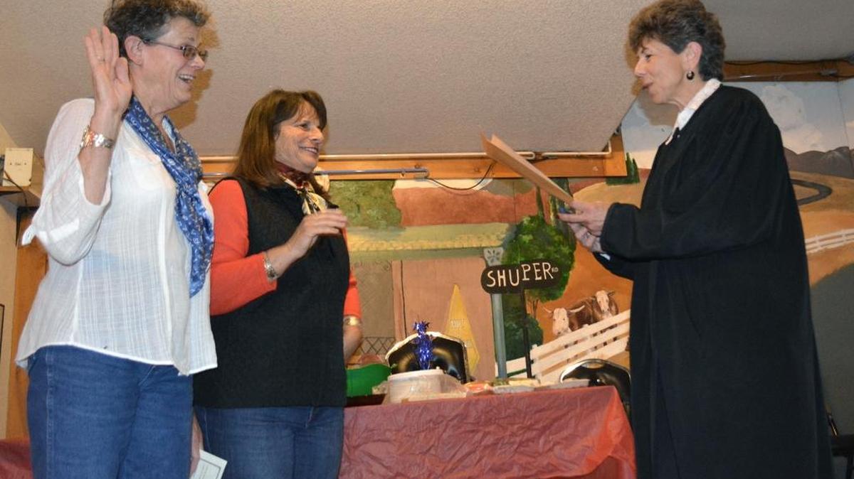 Gail Altieri, left, and Linda Santos are administered their oaths of office by Stanislaus Superior Court Judge Linda McFadden during a short ceremony Monday, Nov. 23, 2015, at the ’50s Roadhouse Diner in Knights Ferry. Altieri and Santos unseated incumbents Frank Clark and Al Bairos, respectively, in the Nov. 3 election and will become the first female board members.