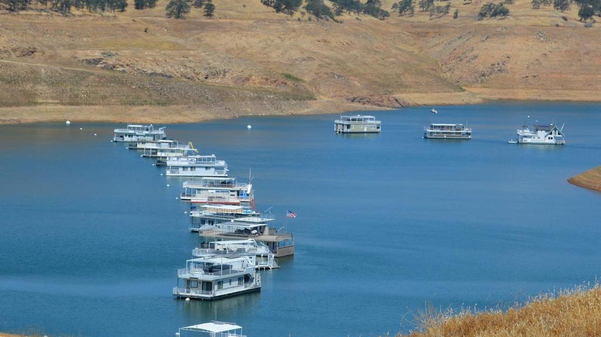 The drought forced Don Pedro Reservoir’s north-end marina to close and surrounding houseboats to flee to temporary moorings at the deeper and more crowded south end.
