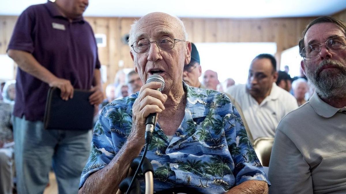 Hydrologist Vance Kennedy makes comments about groundwater pumping during a community meeting in Knights Ferry on June, 25, 2015.