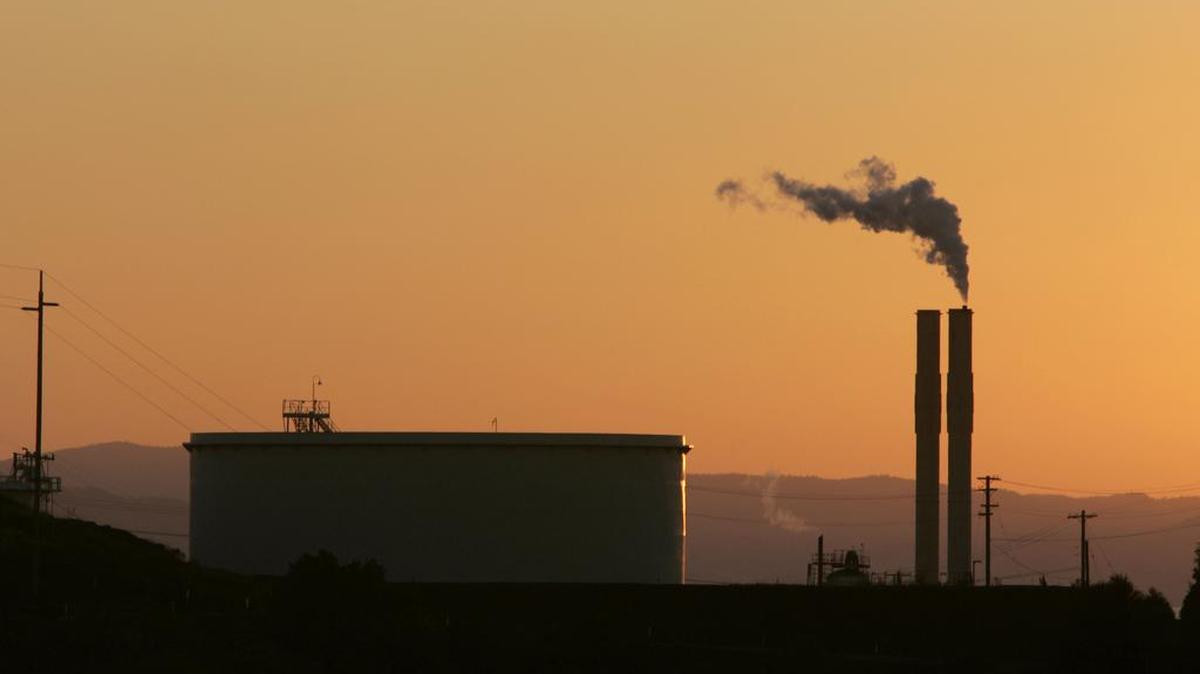 An oil refinery at sunset in Rodeo, Calif. The state’s cap-and-trade law, which puts a cap and a price on carbon emissions, expires in 2020, but Gov. Jerry Brown this week announced a potential deal to extend it.