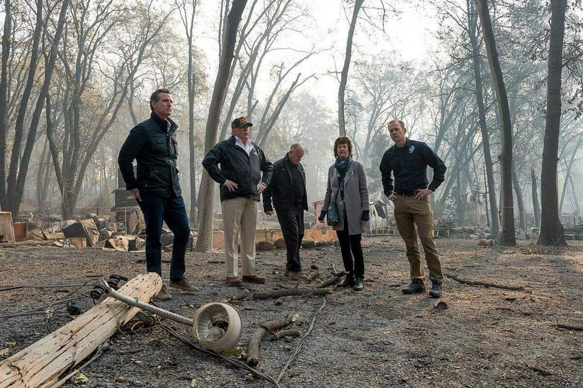 Gov.-elect Gavin Newson, FEMA Director Brock Long, President Donald Trump, Paradise mayor Jody Jones and Gov. Jerry Brown tour the Skyway Villa Mobile Home and RV Park during Trump’s visit of the Camp Fire in Paradise on Nov. 17.