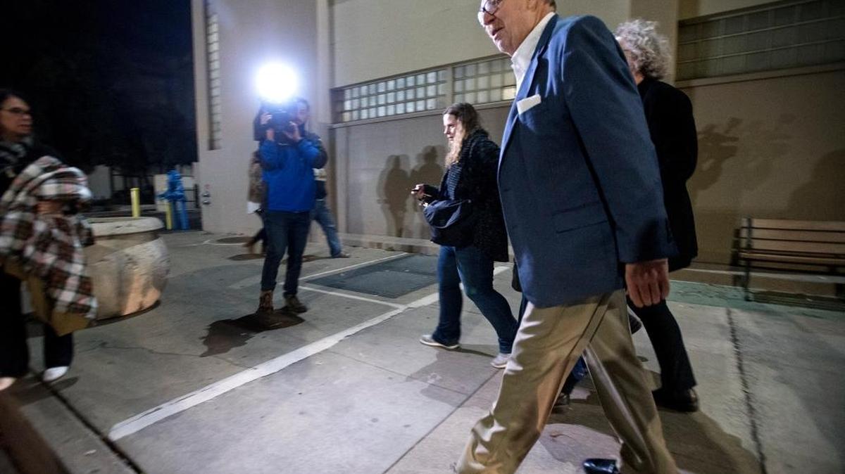 Frank Carson walks with his wife, Georgia DeFilippo, and daughter Christina DeFilippo after his release from the Stanislaus County jail in Modesto on Dec. 22.