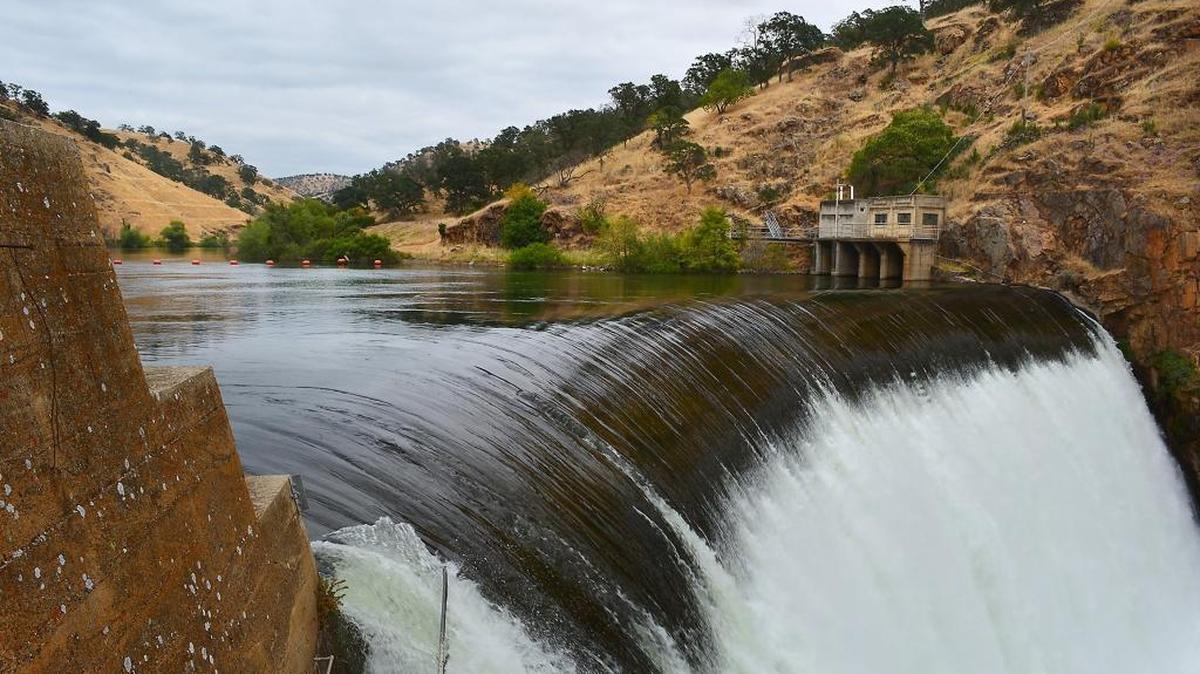 Tuolumne River crests the La Grange dam, a rare event that happens only in time of abundant water. This image was taken in 2017, a record year for flows on the river.