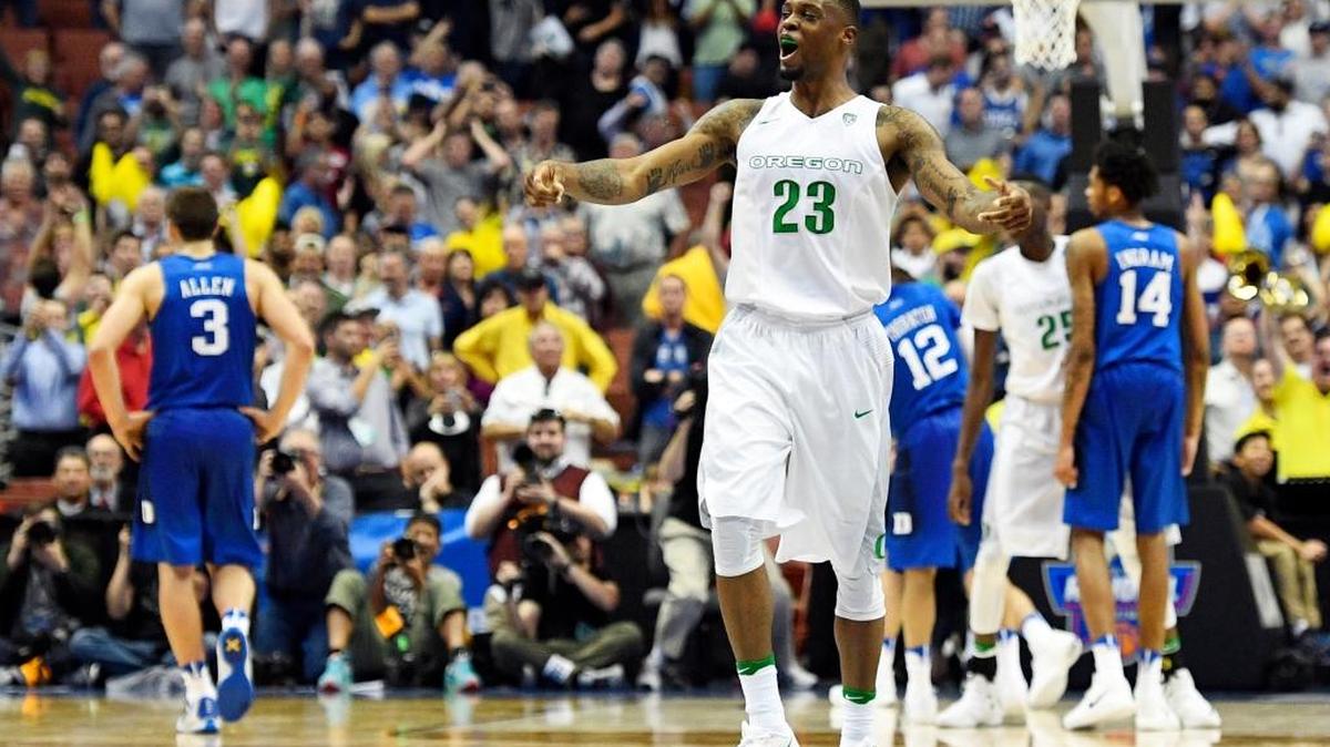 Oregon forward Elgin Cook celebrates the Ducks’ win over Duke on Thursday, March 24, 2016, in Anaheim.