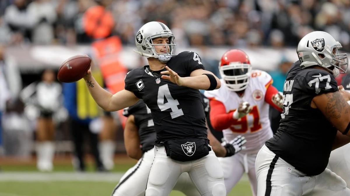 Quarterback Derek Carr (4) and the Raiders will look to bounce back after last week’s fourth-quarter collapse against the Chiefs when they travel to Denver on Sunday to take on the Broncos.