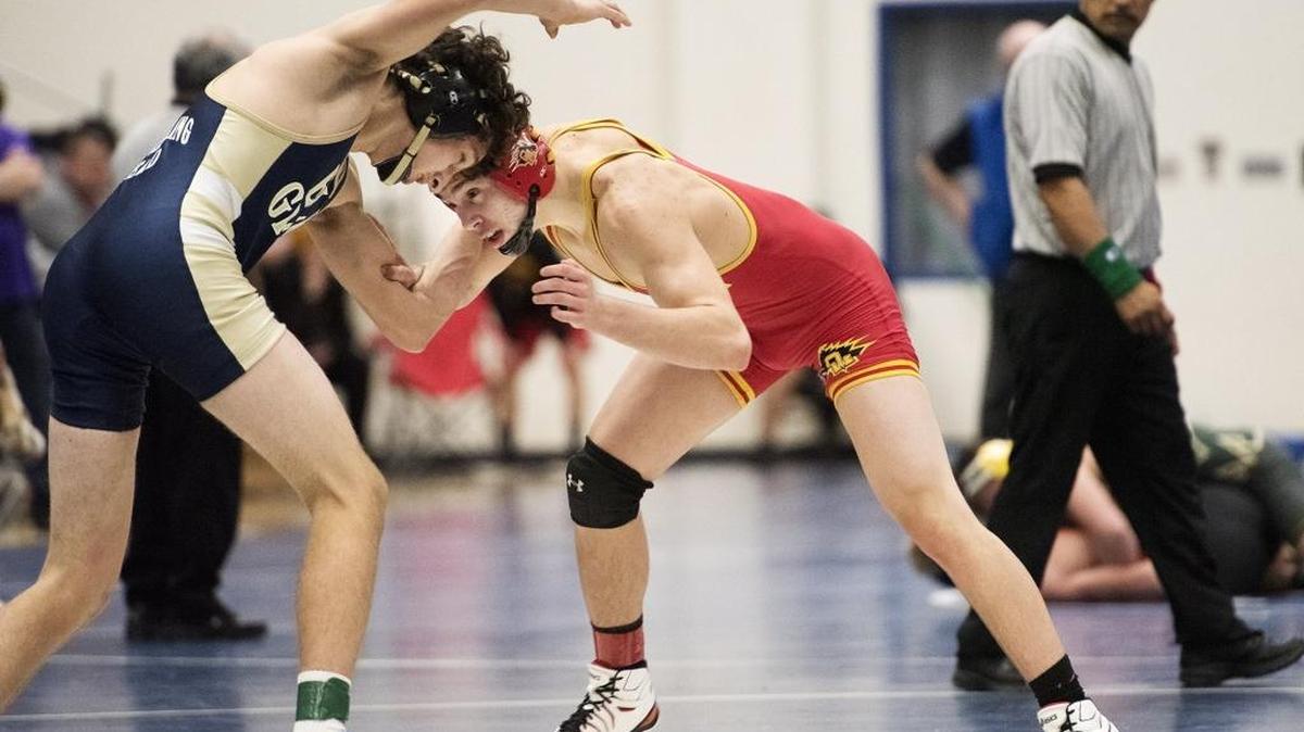 Oakdale’s Bronson Harmon defeated Elk Grove’s Carson Gause to win the 152-pound championship at the Tamana Invitational meet at Modesto Junior College on Wednesday.