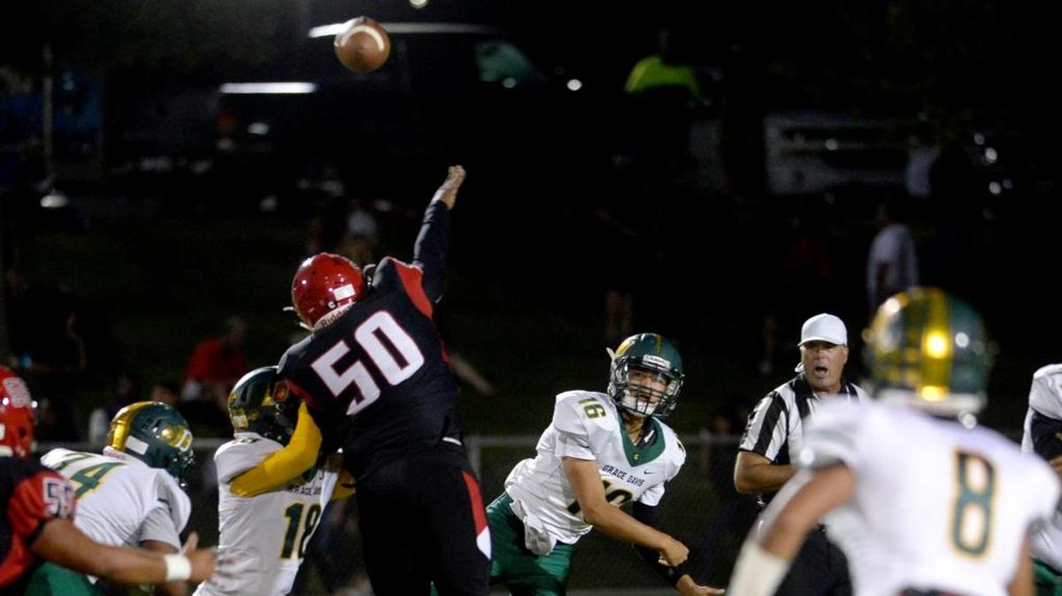 Davis High quarterback Xavier Rodriguez (16) throws a pass to Jayricho Nglam in a 2017 game.